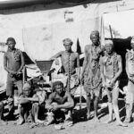 Herero-fanger under folkemordet. Av Ukjent fotograf. Falt i det fri (Public domain)